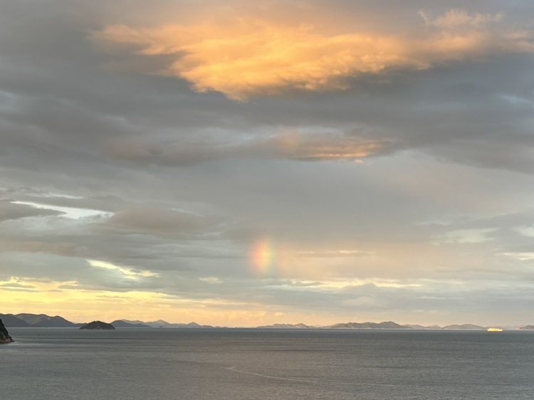 海上に浮かぶ虹