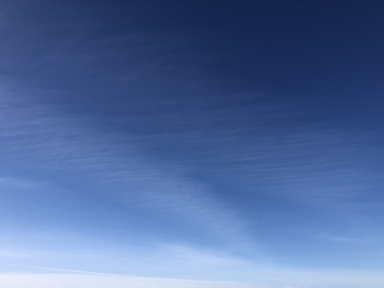 青空と線状の雲