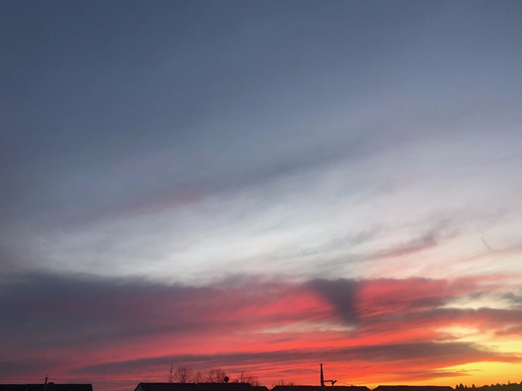 夕陽で赤く染まる雲